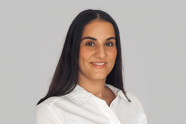 Laura Simonis (German Board Certified)